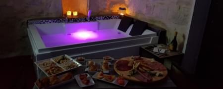 Love and relax for two: massaggio relax + apericena romantico a bordo vasca + pernotto